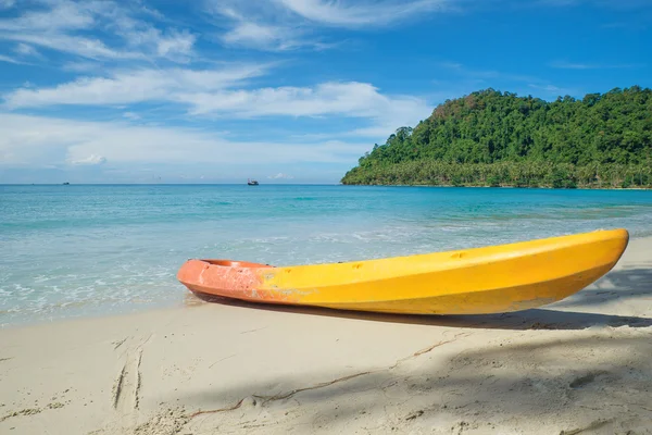 Coloridos kayaks en la playa tropical — Foto de Stock