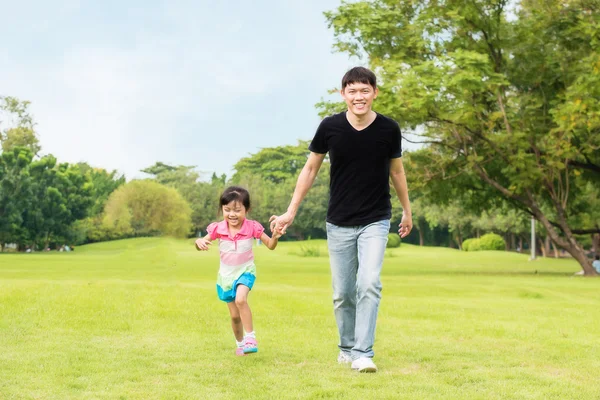 Père et fille marchant dans le parc — Photo