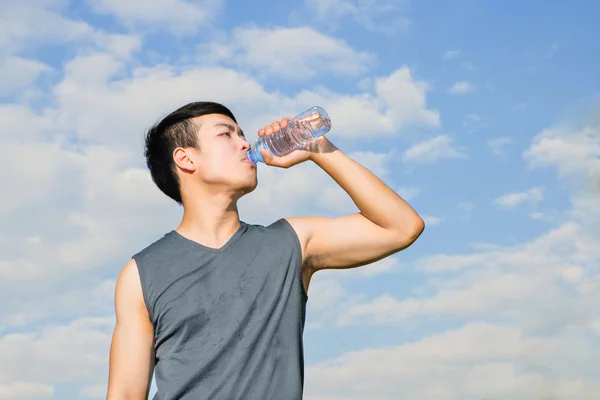 Atleta sedento bebendo água após o treino — Fotografia de Stock
