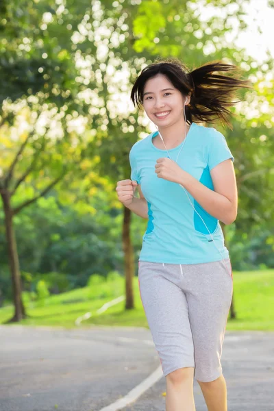 Corredor feminino Jogging durante o treino ao ar livre em um parque — Fotografia de Stock