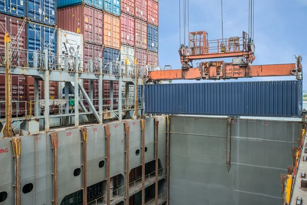Shore crane loading containers in freight ship — Stock Photo, Image