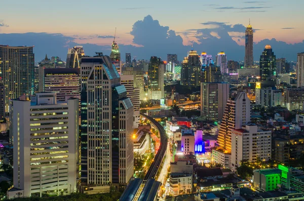 Bangkok stadsbilden, affärsdistriktet med hög byggnad i skymningen — Stockfoto