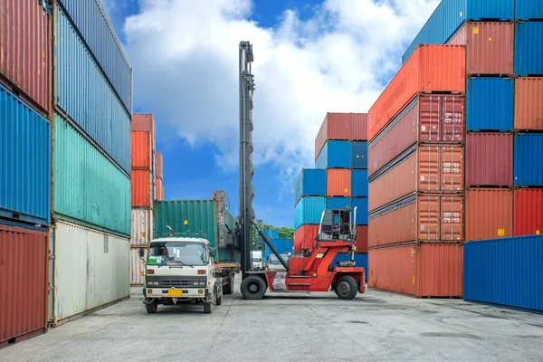 Crane lifter box container laden in vrachtwagen in import export l — Stockfoto