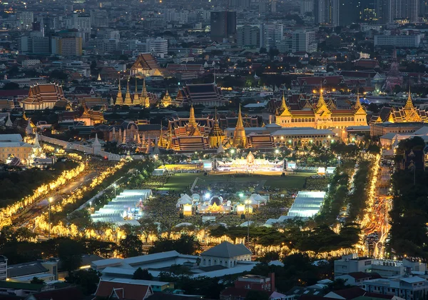 Grande palazzo e Wat phra kaeo durante la celebrazione del compleanno del re — Foto Stock