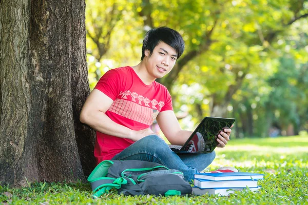 Asiatique étudiant travaillant sur ordinateur portable sur le campus — Photo