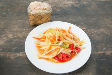 som tam Tay, yeşil papaya salatası, bambu containe yapışkan pirinç