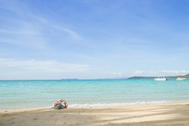 Adam kumsalda dinlenme ve kitap okuma