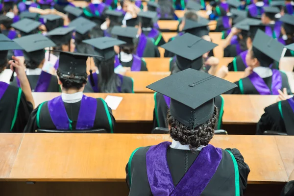 Tiro de gorras de graduación durante el inicio . — Foto de Stock