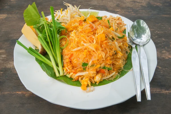 Pad fideos tailandeses en plato blanco - comida tailandesa — Foto de Stock
