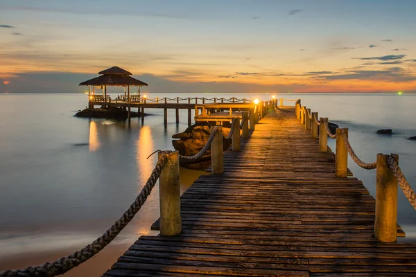 Paisaje del muelle del puente arbolado entre la puesta del sol — Foto de Stock