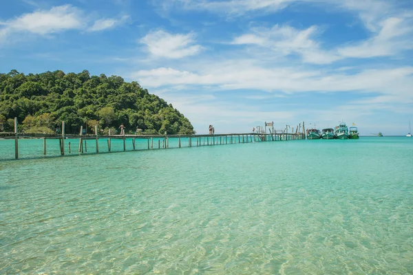 Muelle puente de madera en el mar con cielo azul. Viajar en Phuket Tailandia — Foto de Stock