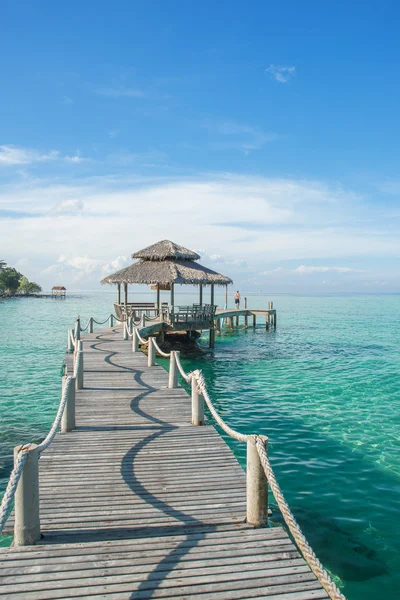 Cabane tropicale et pont en bois dans la station de vacances, Phuket — Photo