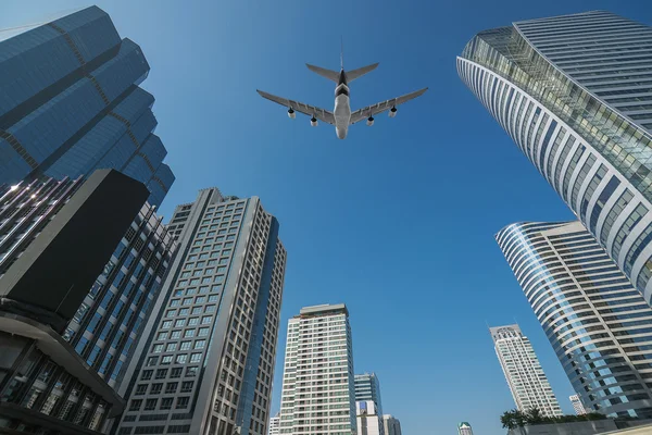 Shot of airplane flying above skyscrapers in City of Bangkok dow — Stock Photo, Image