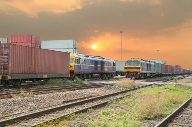 Kargo gece karanlığında terminal üzerinde yük trenleri