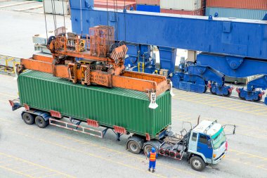 Konteyner kamyon kargo gemisi için konteyner kutu yüklemek için bekliyor