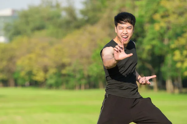 Hombre en una posición de kung fu listo para atacar —  Fotos de Stock