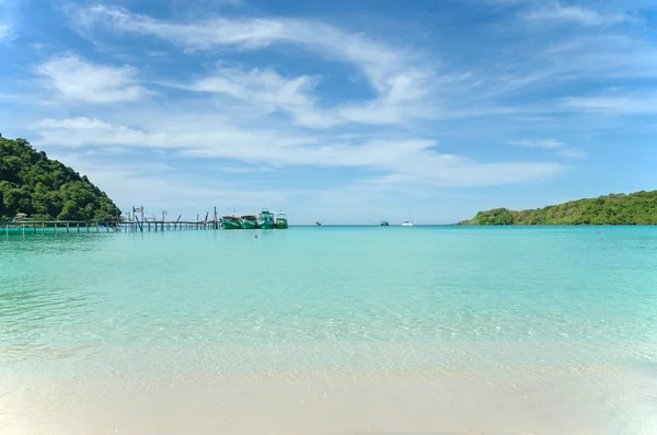 Playa y mar tropical en Tailandia — Foto de Stock