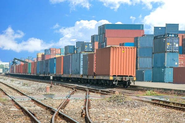 Plataforma de tren de carga con contenedor de tren de carga en el depósito — Foto de Stock