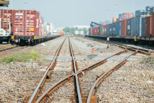 Plataforma de trem de carga com contêiner de trem de carga no depósito — Fotografia de Stock