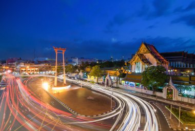 Twilight Saat, Bangkok, Tha Suthat Tapınağı ve dev salıncak