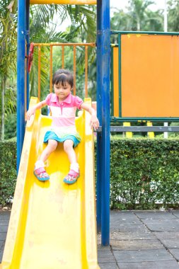 Mutlu Asyalı çocuk slayt oyun oynama