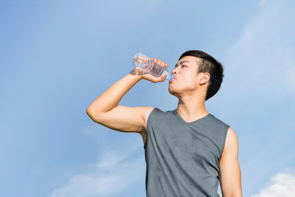 Atleta sedento bebendo água após o treino — Fotografia de Stock