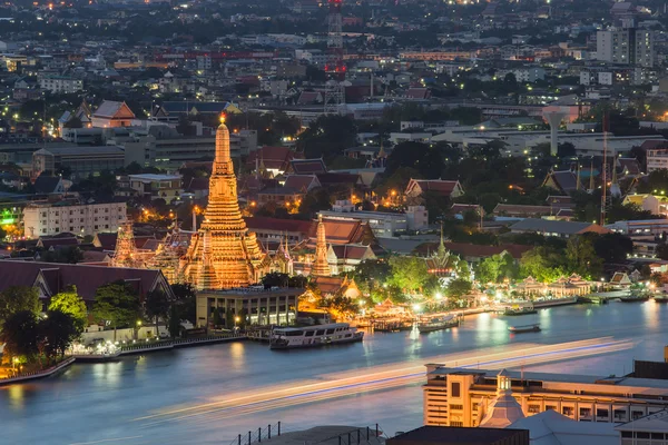 Nattsyn over tempelet i Wat Arun og elven Chao Phraya, Bangkok, Th – stockfoto
