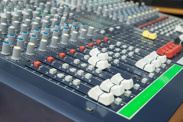 Audio mixer mengen bestuur fader en knoppen. Selectieve aandacht — Stockfoto