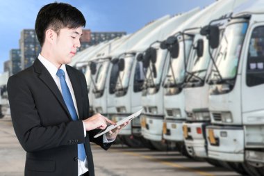 İş adamı kapsayıcısını almanız ve ihracat işlemek için tablet kullanma 