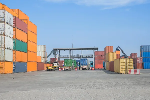 Nombreux camions au poste de contrôle dans le port — Photo