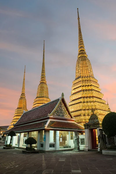 Храм Ват Пхо ночью в Бангкоке, Таиланд — стоковое фото