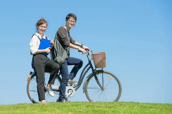 若い学生の大学の緑の春の草原に自転車 — ストック写真