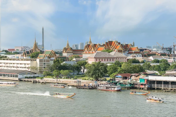 Grand palace s dlouhým ocasem lodí v řece Chao Phraya v Bangkoku — Stock fotografie