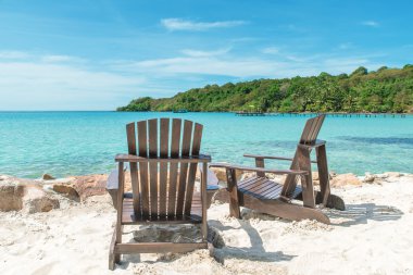 Yaz, seyahat, tatil ve tatil kavramı - plaj sandalyesi üzerinde th
