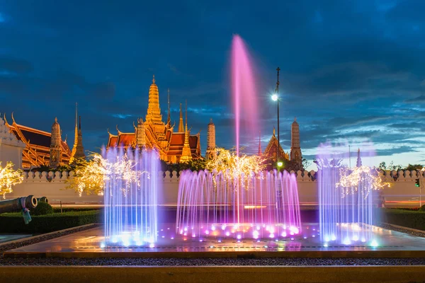 Wat Phra Kaew, Templo da Esmeralda Buda, Grande Palácio no crepúsculo — Fotografia de Stock