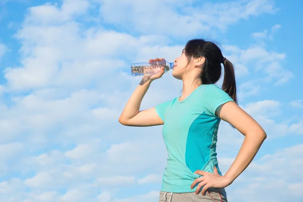 Asian young woman drinking water after training — Stock Photo, Image