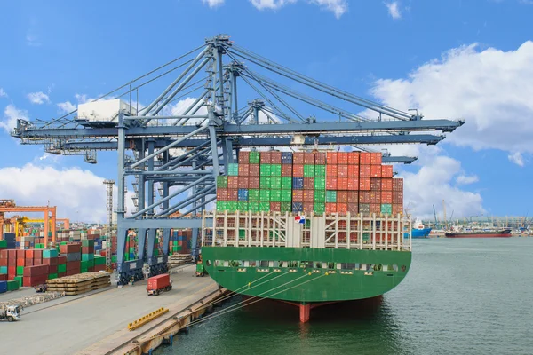 Industriële container lading vrachtschip met kraan bridg werken — Stockfoto