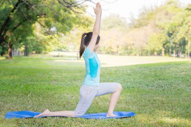 Asyalı kadın pratik Yoga Park