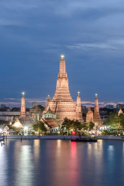 Night view of Wat Arun temple and Chao Phraya River, Bangkok, Th — Stock Photo, Image