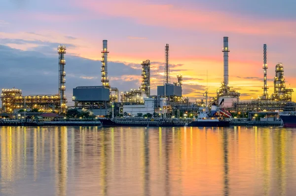 Oil refinery plant at twilight — Stock Photo, Image