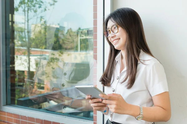 Asiatico studente in uniforme utilizzando un tablet computer a il universi — Foto Stock