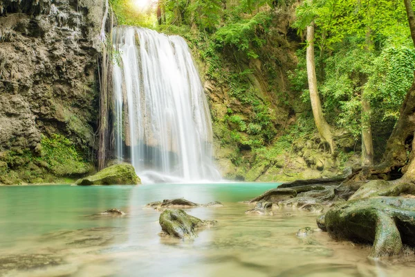 Cachoeira Erawan em Kanchanaburi, Tailândia — Fotografia de Stock