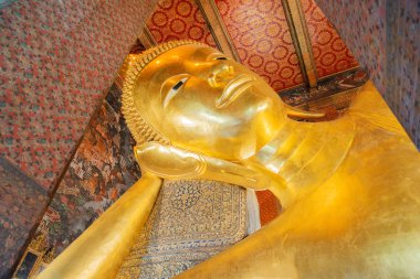 Buda altın heykelini yüzüne uzanmış. WAT pho, bangkok, Tayland