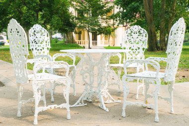 Beyaz sandalye ve masa yeşil park