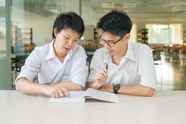 birlikte Üniversitesi'nde okuyan iki Asyalı öğrenciler