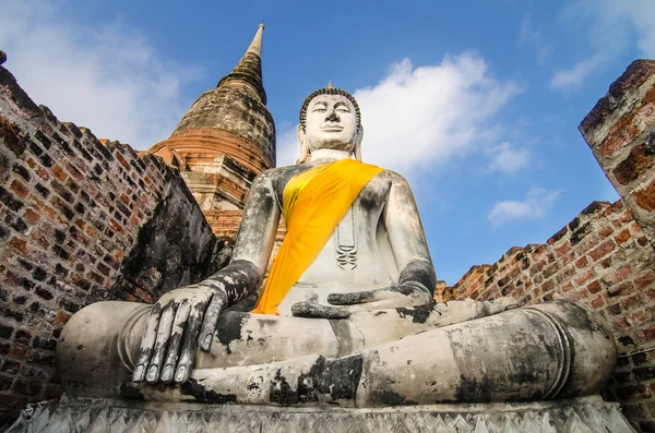 Antiguo Buda en Wat Yai Chaimongkol, Ayutthaya, Tailandia —  Fotos de Stock