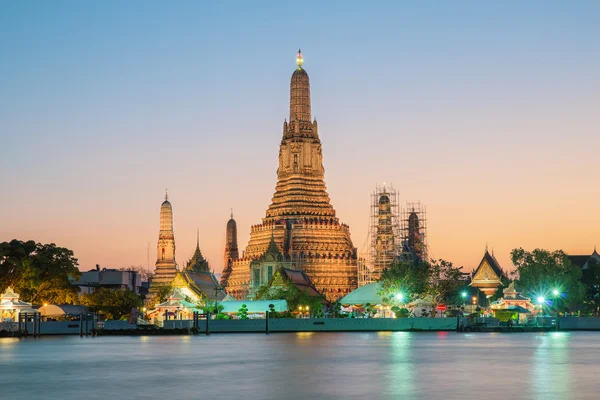 Nocny widok świątyni Wat Arun i Chao Phraya rzeki, Bangkok, Th — Zdjęcie stockowe