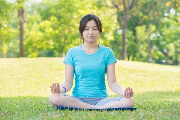 Donna asiatica che pratica yoga, Posizione di ritenzione del respiro, nel parco — Foto Stock