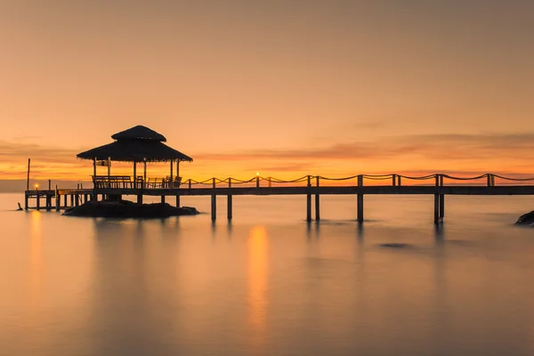 Paisaje del muelle del puente arbolado entre la puesta del sol. Viaje de verano en —  Fotos de Stock