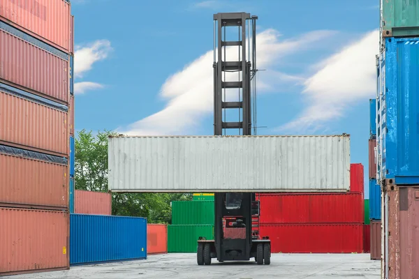 Vorkheftruck behandeling container vak laden naar depot — Stockfoto